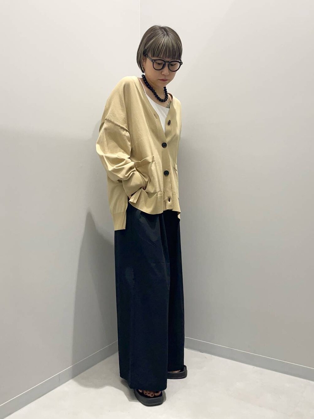 ベージュ系のカーディガン/ボレロ、ブラック系のその他パンツを着用したレディースの夏コーディネートの3枚目の写真