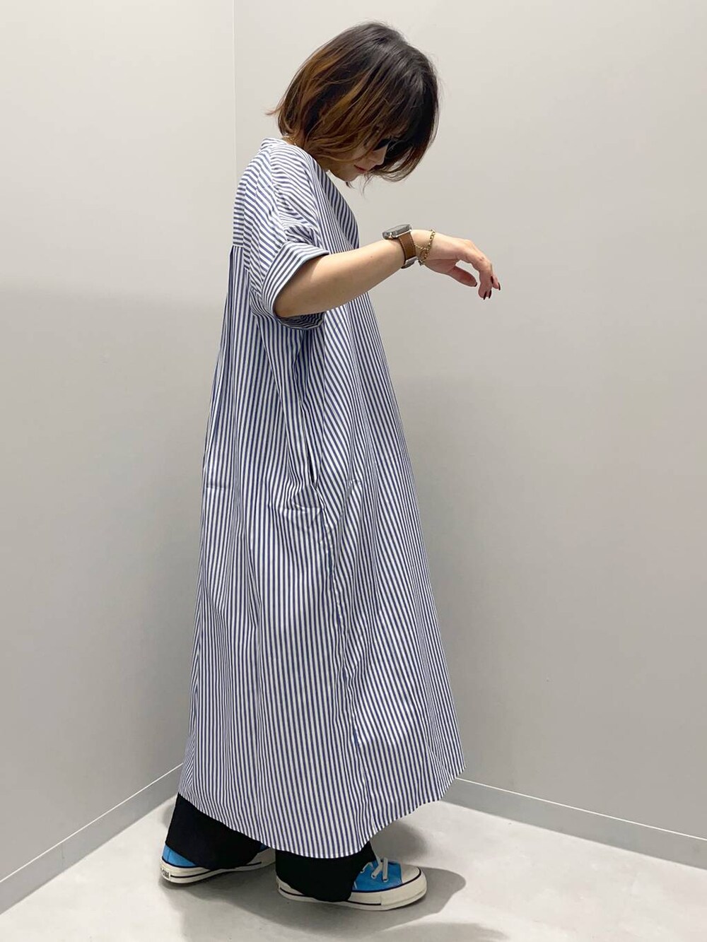 グレー系のその他パンツ、ブルー系のシャツワンピースを着用したレディースの夏コーディネートの3枚目の写真