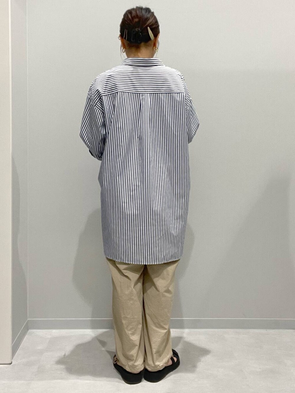 ベージュ系のカーゴパンツ、ブルー系のシャツ/ブラウスを着用したレディースの春コーディネートの3枚目の写真