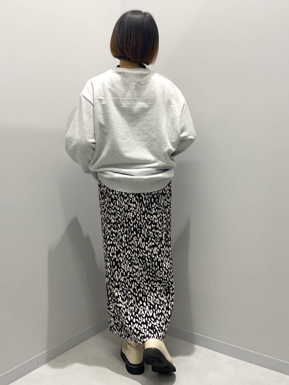 グレー系のTシャツ/カットソー、グレー系のスカートを着用したレディースの秋コーディネートの3枚目の写真