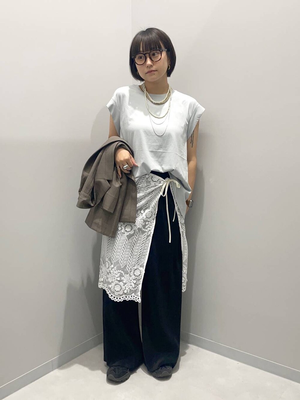 グリーン系のTシャツ/カットソー、ブラック系のその他パンツ、その他のストール/ショールを着用したレディースの夏コーディネートの3枚目の写真