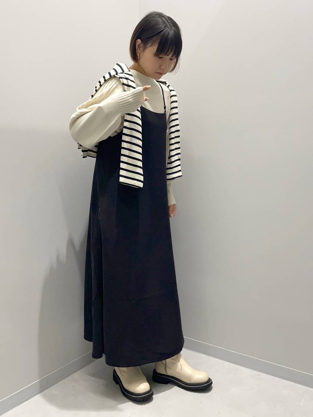 「カジュアル、ベーシック/シンプル、オーバーサイズ、ママコーデ、秋コーデ、骨格ストレート、ニット、ボーダー、キャミワンピース、ブーツ」|「GLOBAL WORK Smile Seed StoreのAラインキャミワンピース/116016(シャツワンピース、ブラック系)」を使った、kinacoさん(レディース・158cm)の秋コーディネートの2枚目の写真