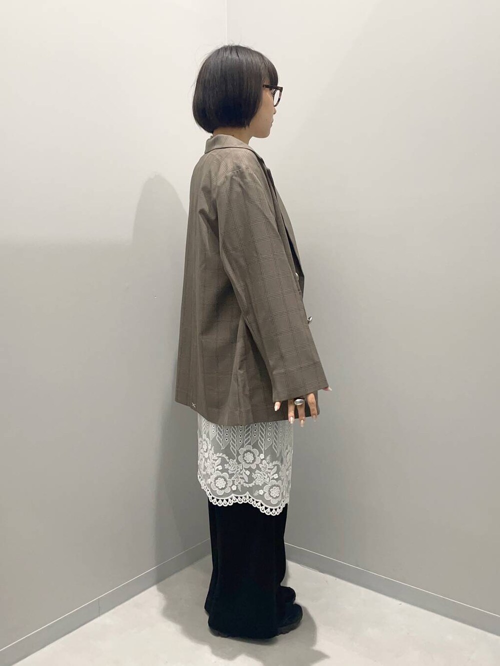 グリーン系のTシャツ/カットソー、ブラック系のその他パンツ、その他のストール/ショールを着用したレディースの夏コーディネートの4枚目の写真