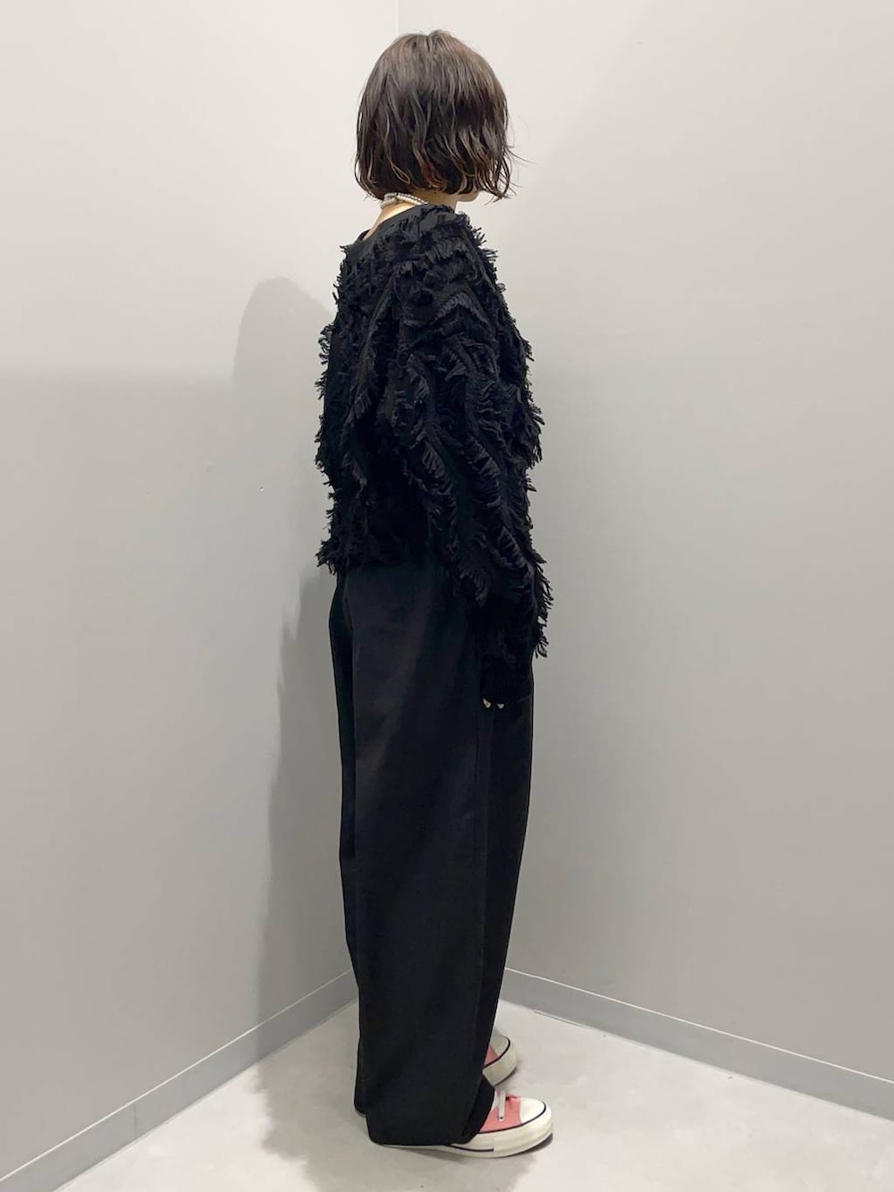 ブラック系のその他パンツ、ブラック系のカーディガン/ボレロを着用したレディースの冬コーディネートの3枚目の写真