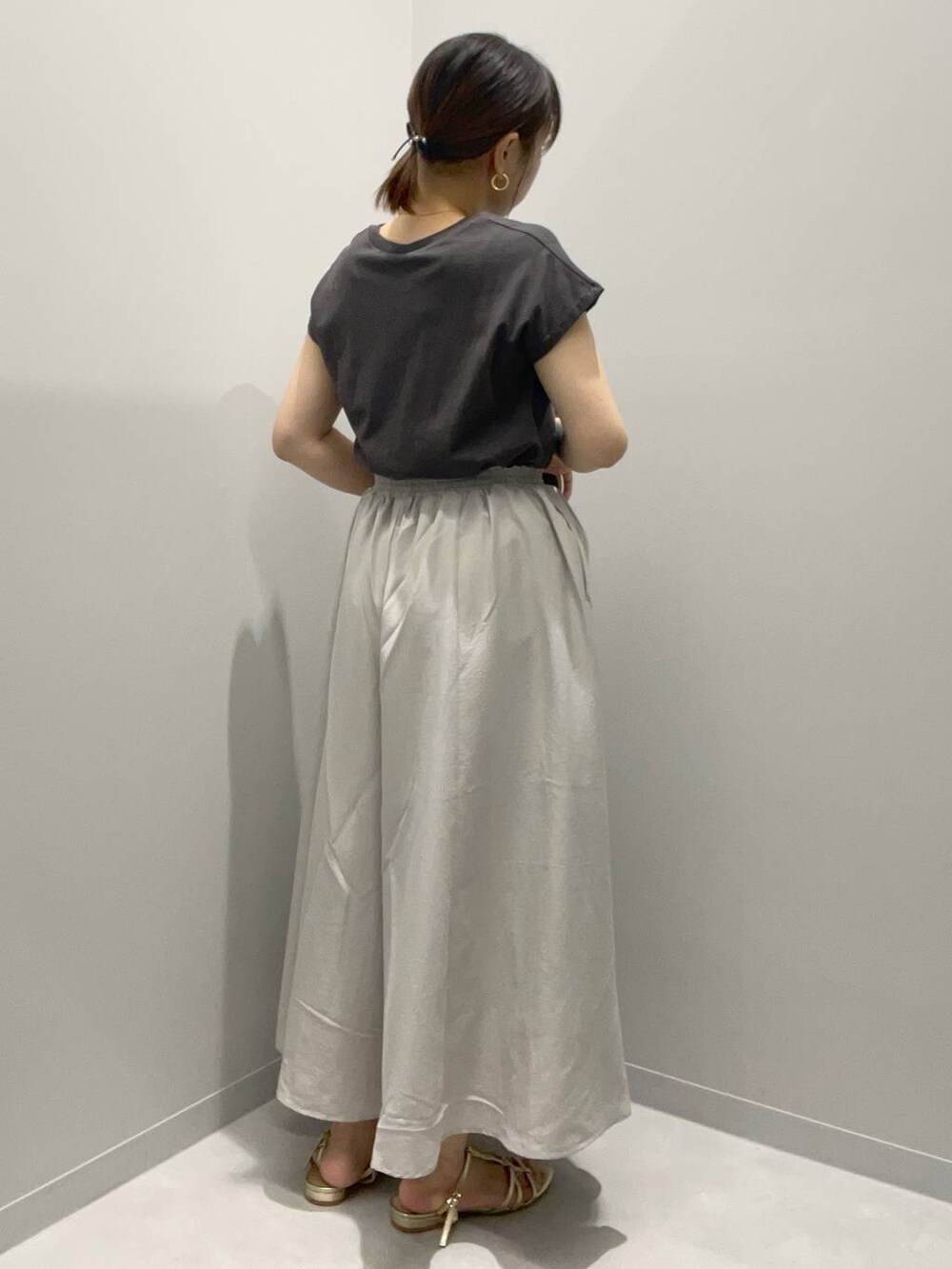 グレー系のTシャツ/カットソー、グレー系のその他パンツを着用したレディースの夏コーディネートの2枚目の写真
