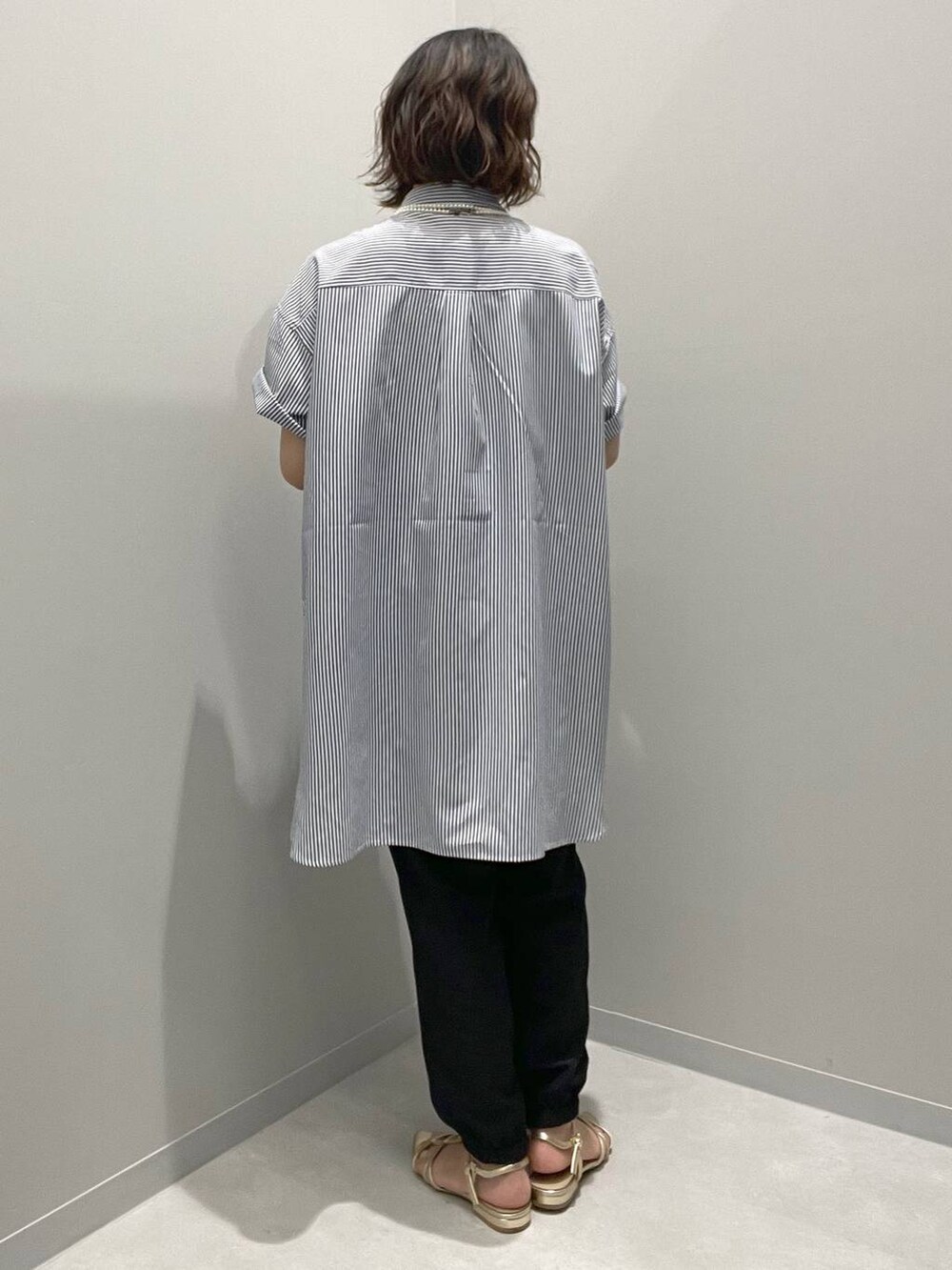 ブラック系のその他パンツを着用したレディースの春コーディネートの3枚目の写真