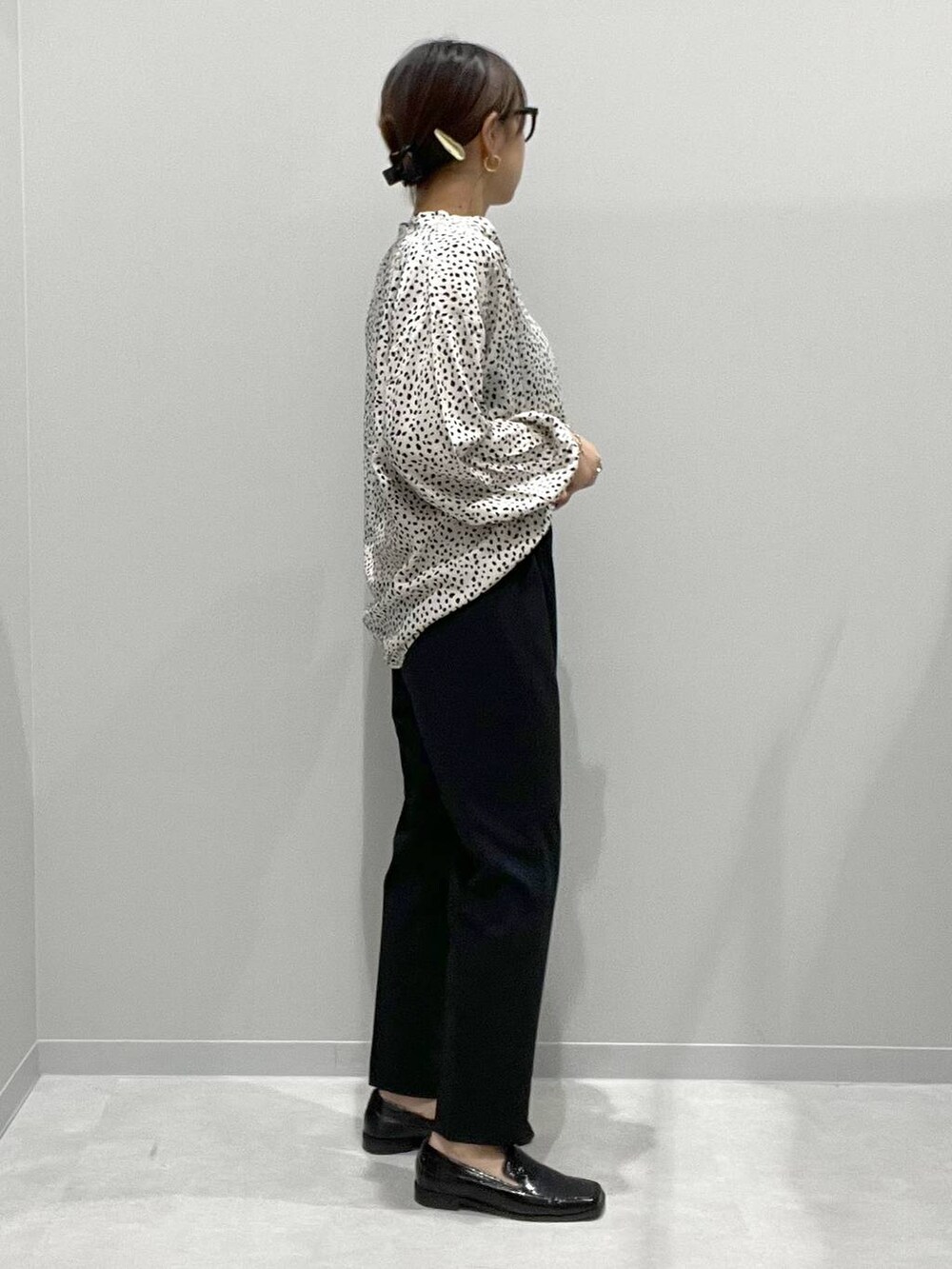 ブラック系のその他パンツ、ホワイト系のシャツ/ブラウスを着用したレディースの春コーディネートの2枚目の写真