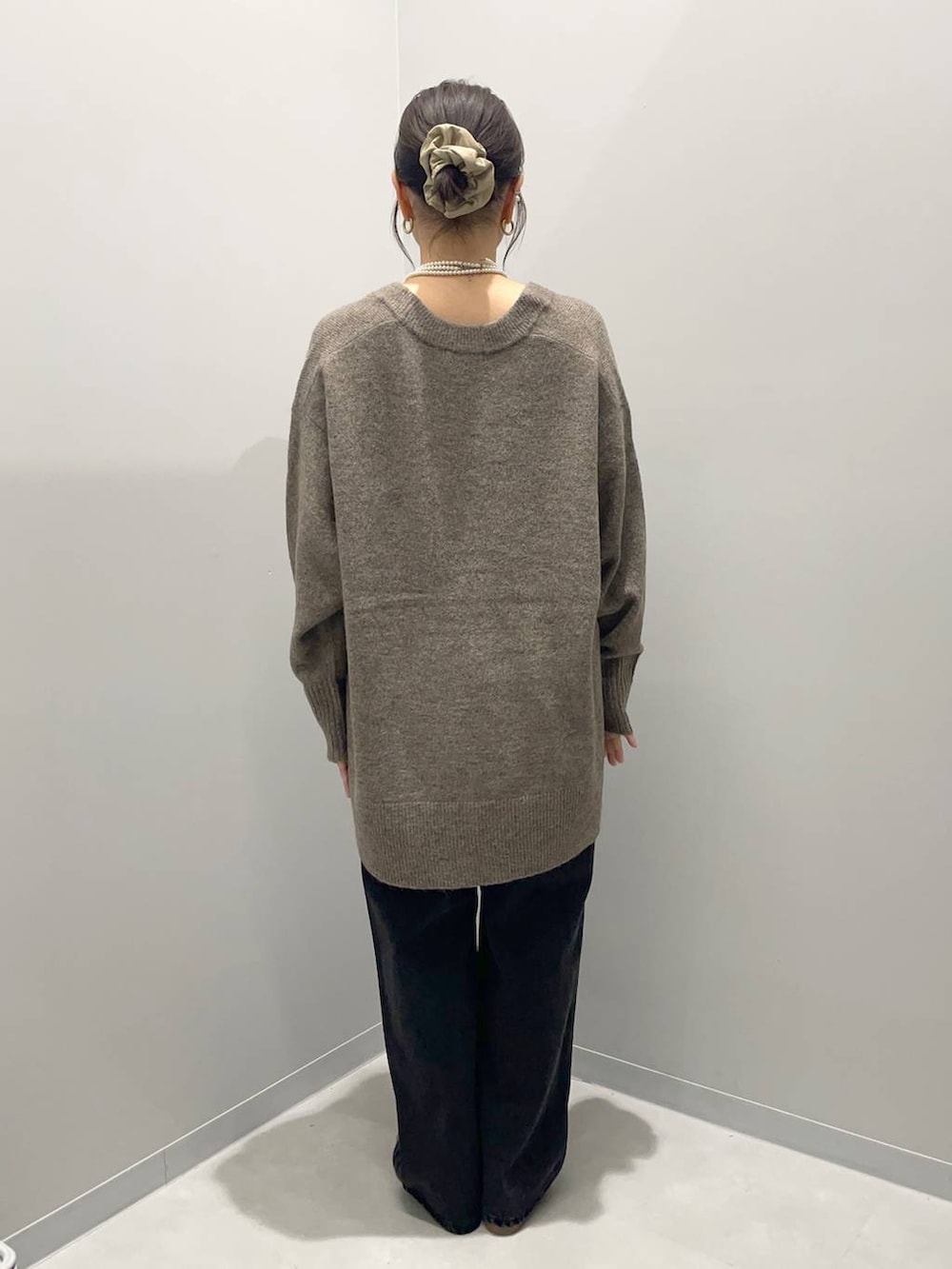 ブラック系のデニムパンツを着用したレディースの秋コーディネートの4枚目の写真