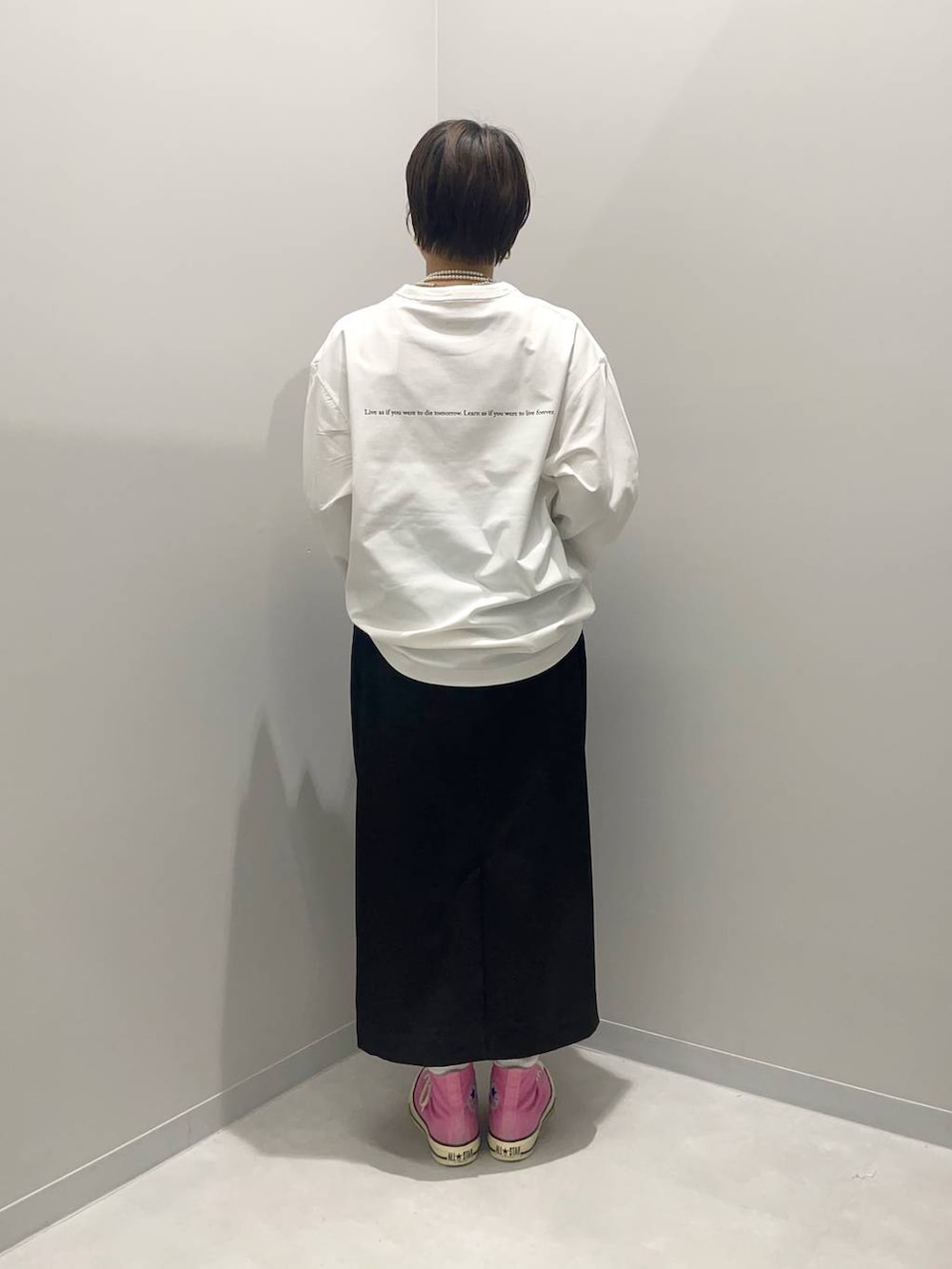 ホワイト系のTシャツ/カットソー、ブラック系のスカートを着用したレディースの春コーディネートの2枚目の写真