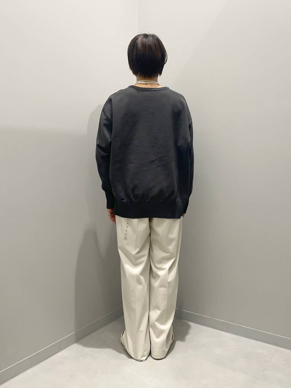 ホワイト系のその他パンツ、グレー系のニット/セーターを着用したレディースの春コーディネートの6枚目の写真