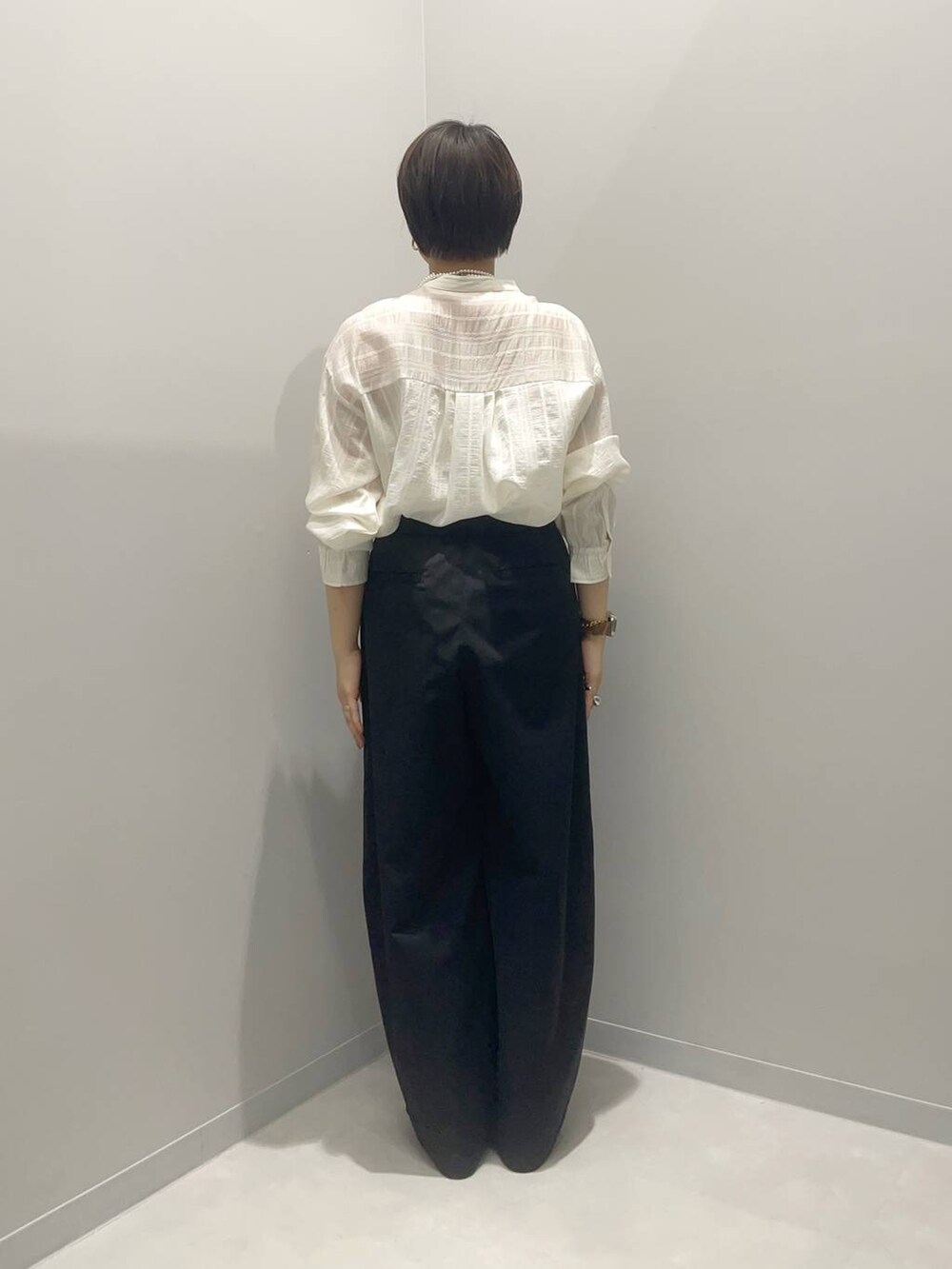 ブラック系のその他パンツ、ホワイト系のシャツ/ブラウスを着用したレディースの春コーディネートの4枚目の写真