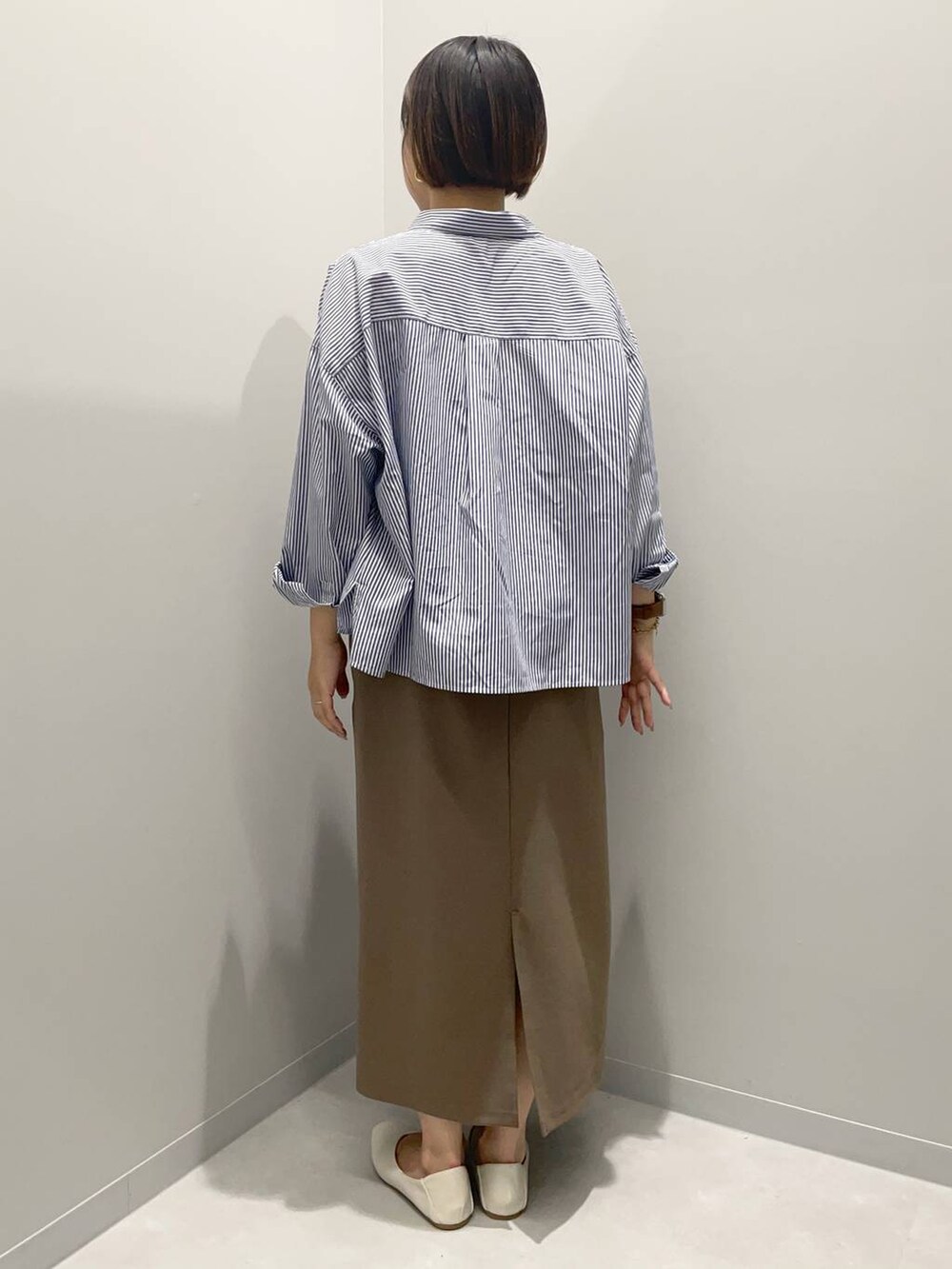 ブルー系のシャツ/ブラウス、ブラウン系のシャツワンピース、イエロー系のネックレスを着用したレディースの秋コーディネートの4枚目の写真