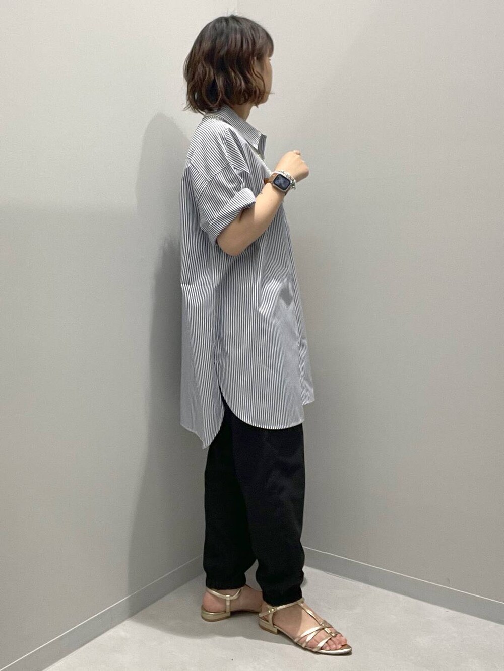 ブラック系のその他パンツを着用したレディースの春コーディネートの2枚目の写真