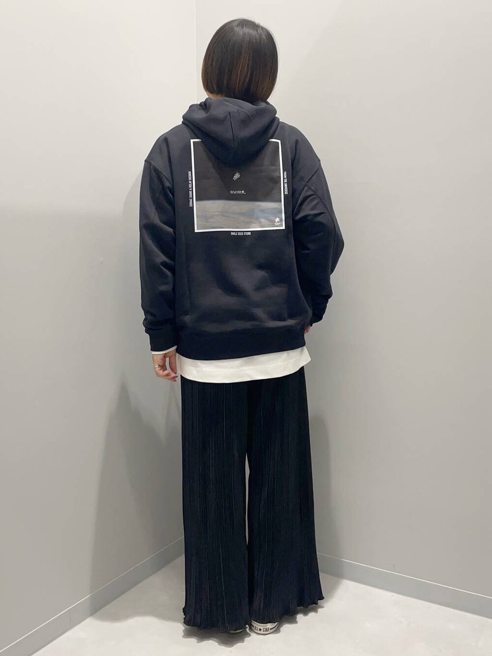 ホワイト系のTシャツ/カットソー、ブラック系のパーカー、ブラック系のその他パンツを着用したレディースの秋コーディネートの4枚目の写真