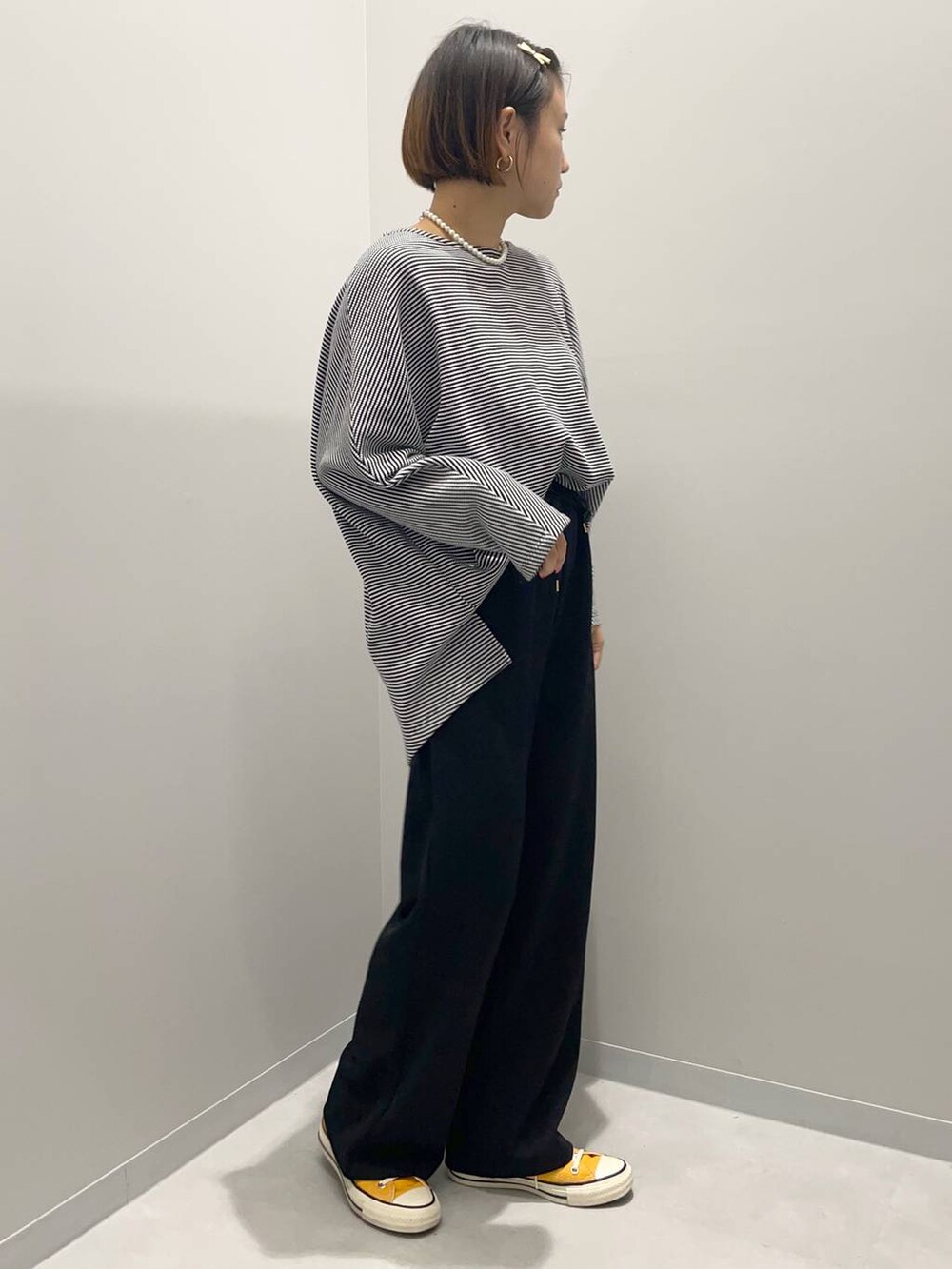 グレー系のTシャツ/カットソー、ブラック系のその他パンツを着用したレディースの秋コーディネートの3枚目の写真