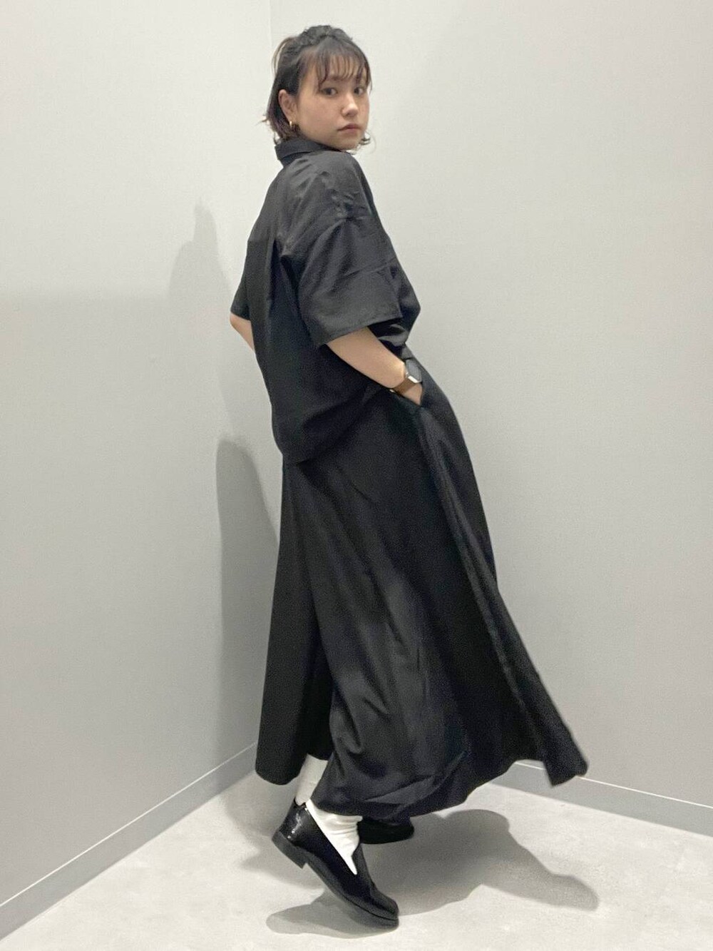 ブラック系のシャツ/ブラウス、ブラック系のその他パンツを着用したレディースの春コーディネートの2枚目の写真