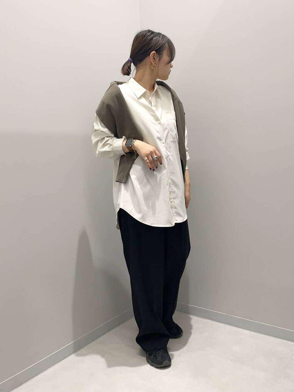 ブラック系のその他パンツ、ブラウン系のニット/セーター、ホワイト系のシャツ/ブラウスを着用したレディースの春コーディネートの3枚目の写真