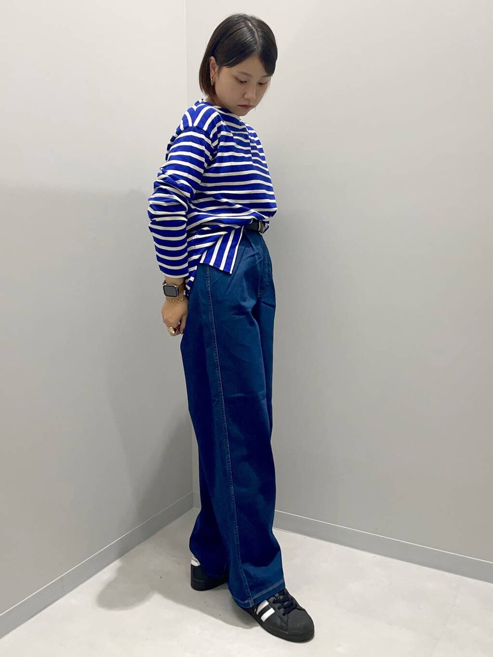 ブルー系のデニムパンツ、ブルー系のTシャツ/カットソーを着用したレディースの秋コーディネートの3枚目の写真