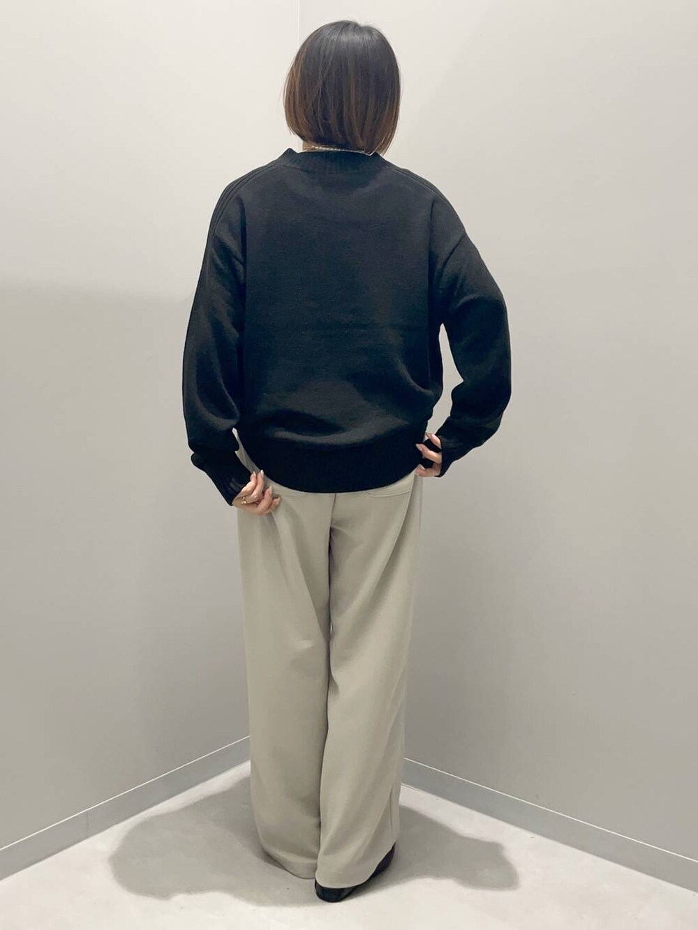 ホワイト系のその他パンツ、ブラック系のニット/セーター、ゴールド系のネックレスを着用したレディースの秋コーディネートの2枚目の写真