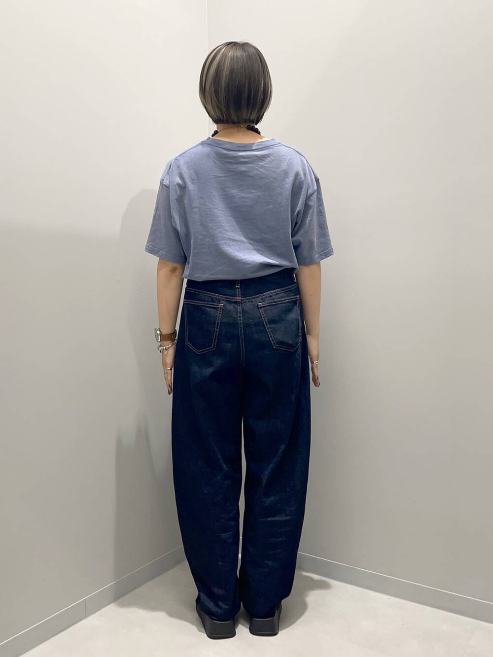 ブルー系のデニムパンツ、ブルー系のTシャツ/カットソーを着用したレディースの夏コーディネートの4枚目の写真