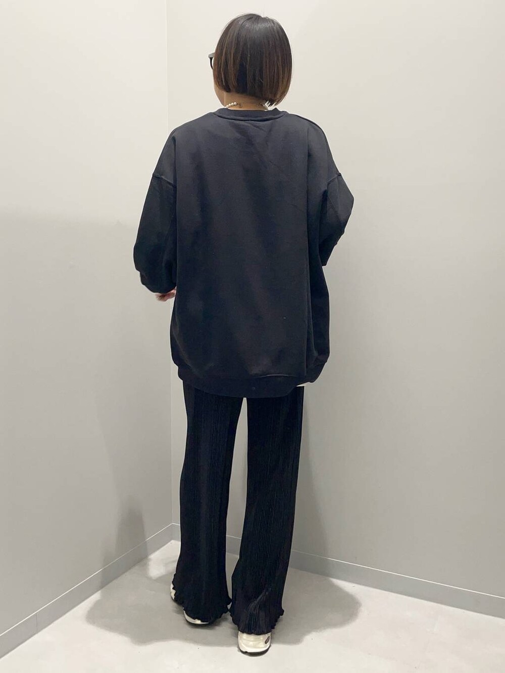 ホワイト系のTシャツ/カットソー、ブラック系のスウェット、ブラック系のその他パンツを着用したレディースの秋コーディネートの4枚目の写真