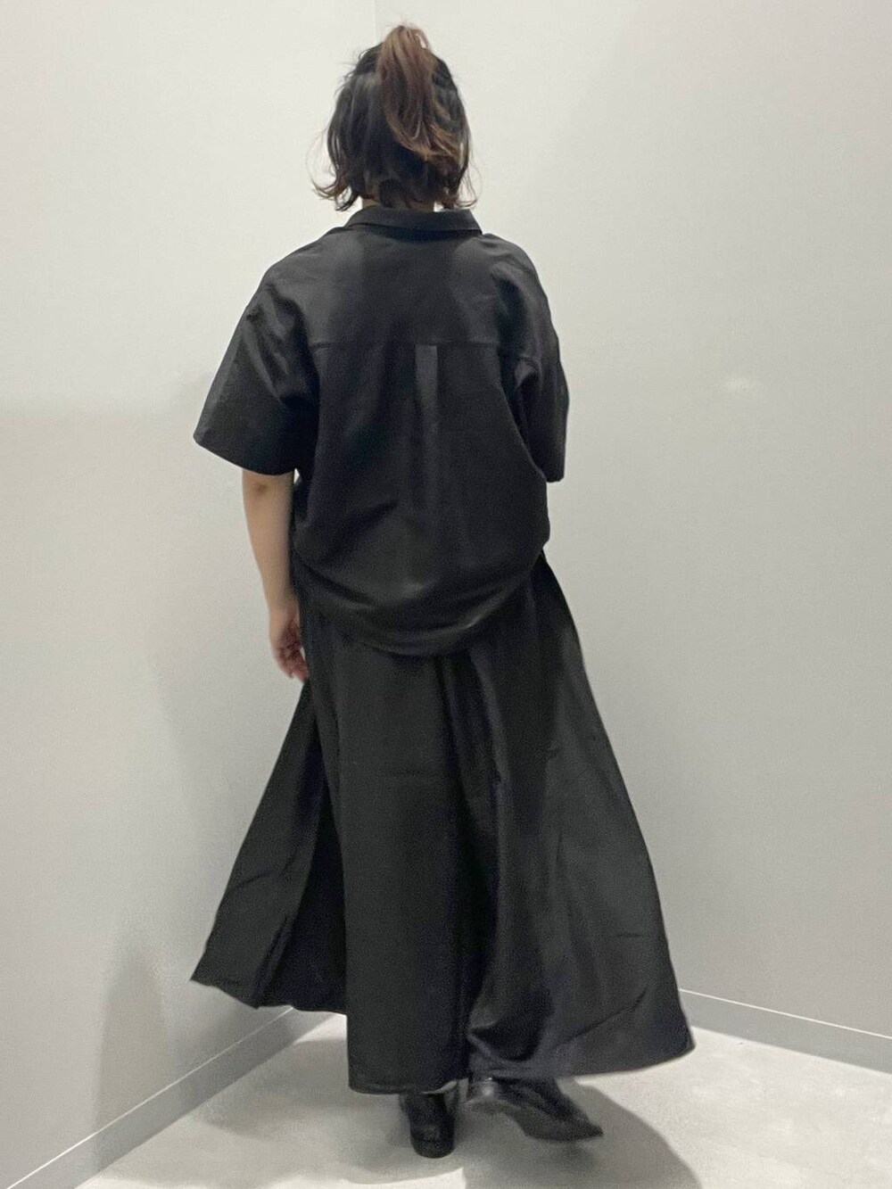 ブラック系のシャツ/ブラウス、ブラック系のその他パンツを着用したレディースの春コーディネートの3枚目の写真