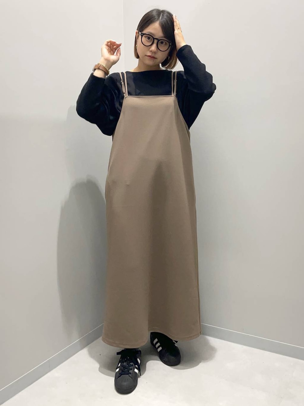 ブラウン系のシャツワンピース、ブラック系のTシャツ/カットソーを着用したレディースの秋コーディネートの2枚目の写真