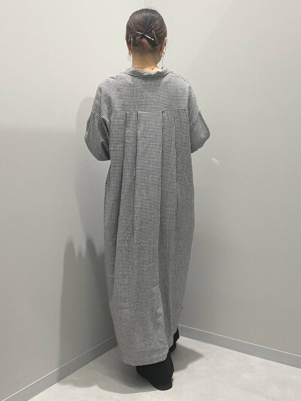 グレー系のその他パンツ、グレー系のシャツワンピース、ホワイト系のネックレスを着用したレディースの夏コーディネートの3枚目の写真