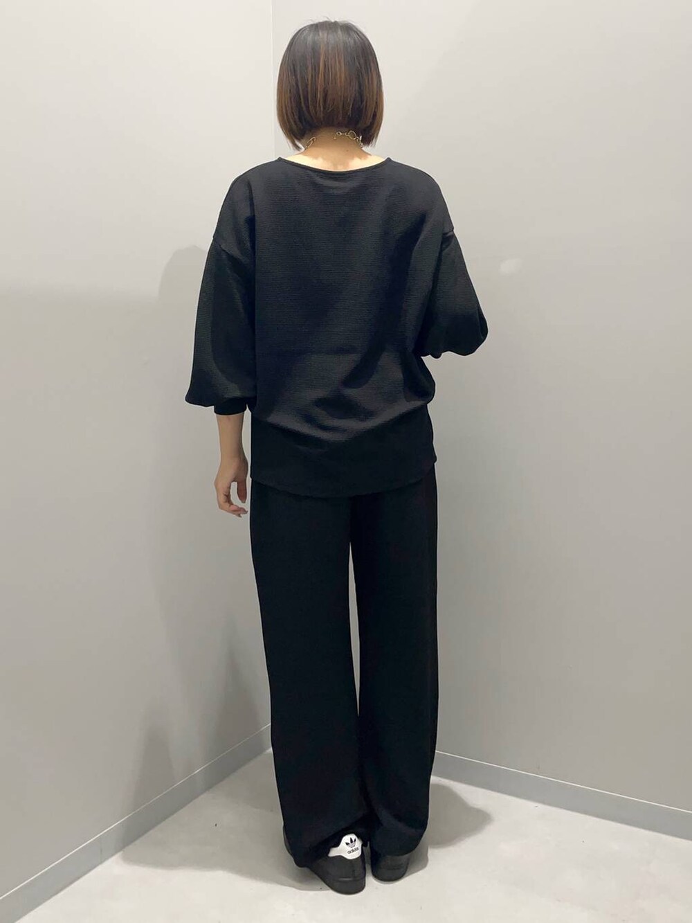 ブラック系のTシャツ/カットソー、ブラック系のその他パンツ、ゴールド系のネックレスを着用したレディースの夏コーディネートの3枚目の写真