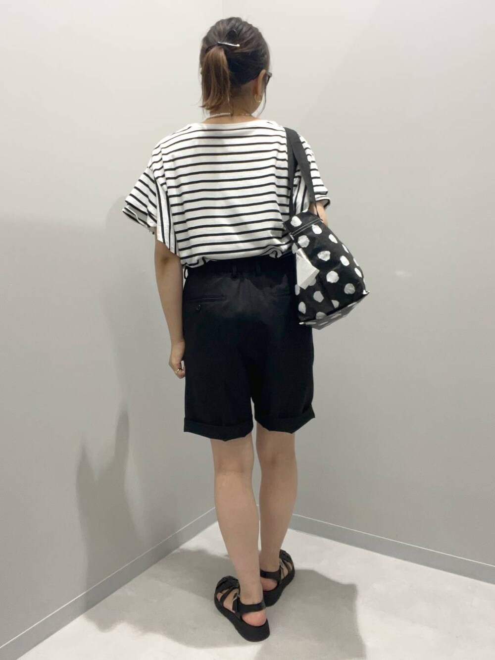 ホワイト系のTシャツ/カットソー、ブラック系のその他パンツ、ホワイト系のネックレスを着用したレディースの夏コーディネートの2枚目の写真