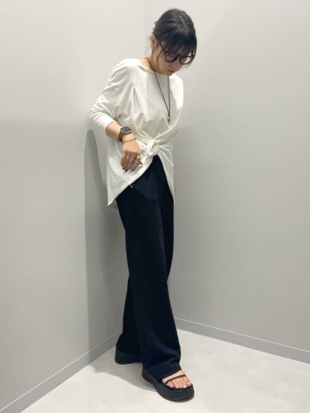 ブラック系のその他パンツ、ホワイト系のTシャツ/カットソーを着用したレディースの夏コーディネートの2枚目の写真