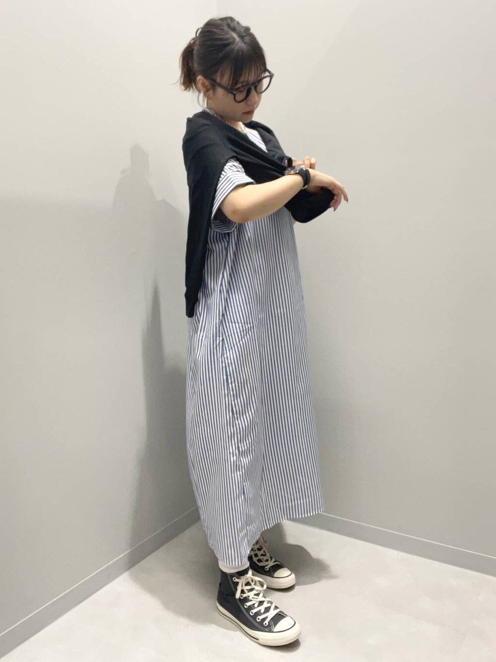 ブルー系のシャツワンピースを着用したレディースの夏コーディネートの2枚目の写真