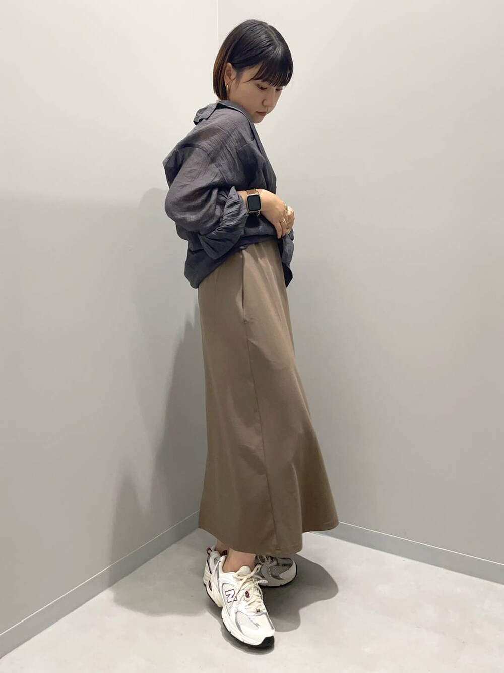 グレー系のシャツ/ブラウス、ブラウン系のシャツワンピースを着用したレディースの夏コーディネートの2枚目の写真
