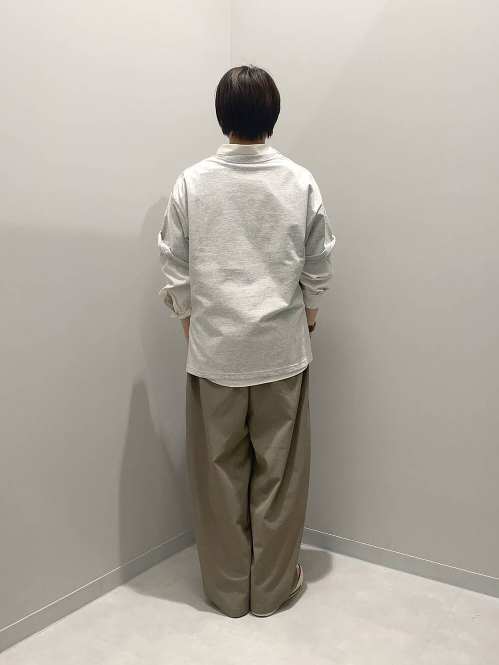 グリーン系のその他パンツ、グレー系のTシャツ/カットソー、ホワイト系のシャツ/ブラウスを着用したレディースの春コーディネートの3枚目の写真