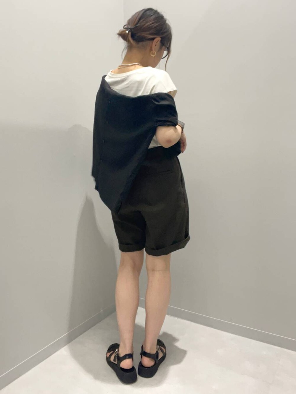 ブラック系のシャツ/ブラウス、ホワイト系のタンクトップ、ブラウン系のその他パンツを着用したレディースの夏コーディネートの3枚目の写真