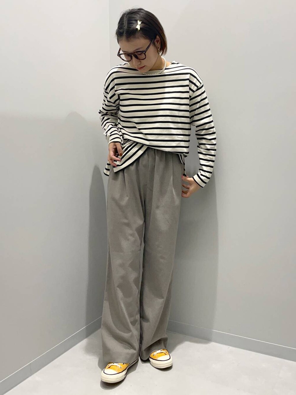 ブラウン系のその他パンツ、グレー系のTシャツ/カットソーを着用したレディースの秋コーディネートの2枚目の写真