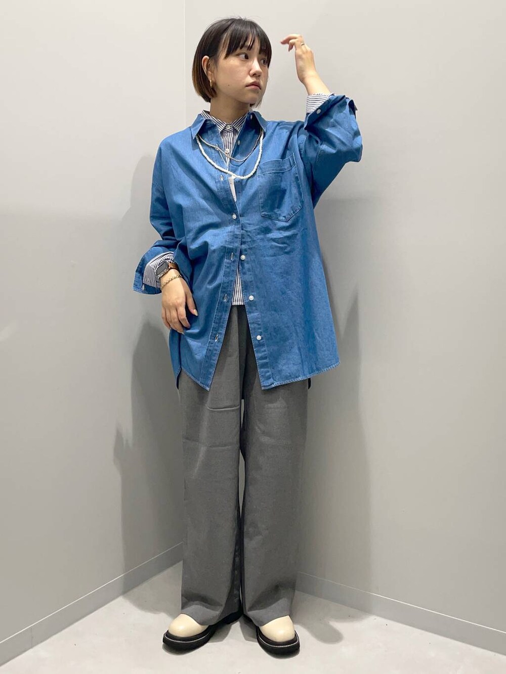 グレー系のその他パンツ、ブルー系のシャツ/ブラウス、ブルー系のシャツ/ブラウスを着用したレディースの秋コーディネートの2枚目の写真