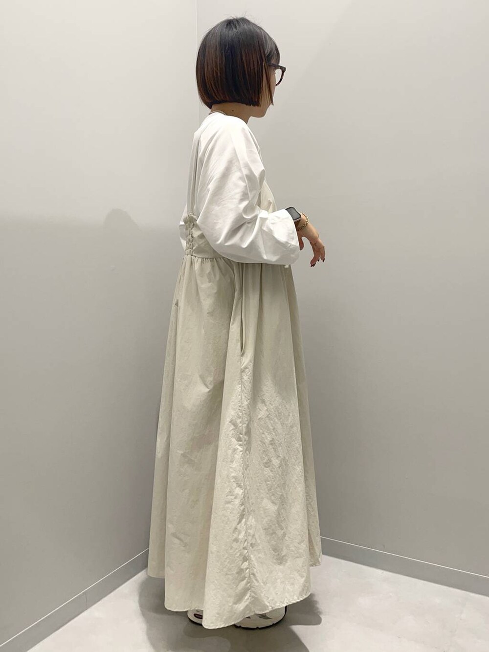 ホワイト系のワンピース、ホワイト系のTシャツ/カットソーを着用したレディースの夏コーディネートの3枚目の写真