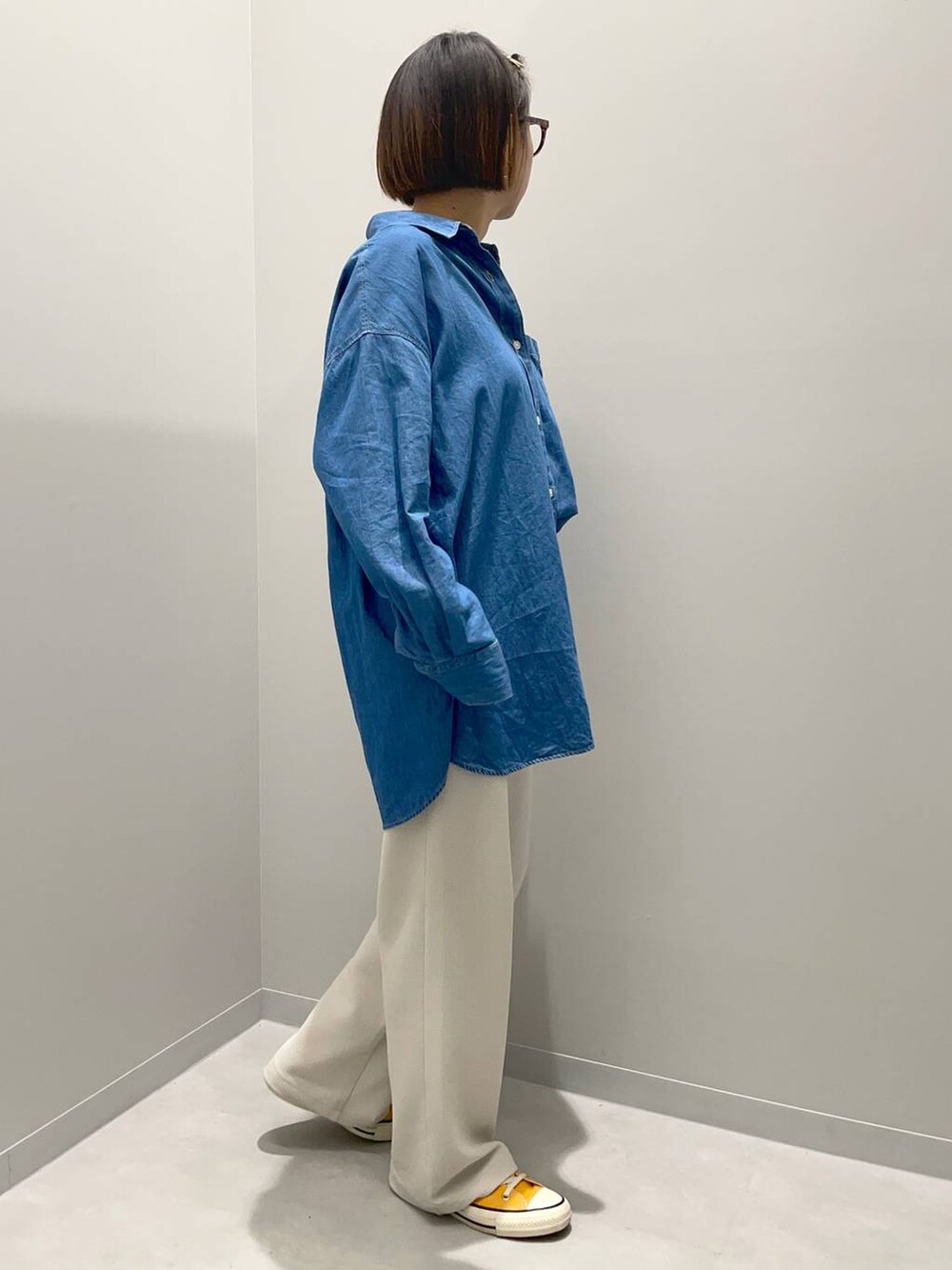 ブルー系のシャツ/ブラウスを着用したレディースの秋コーディネートの2枚目の写真