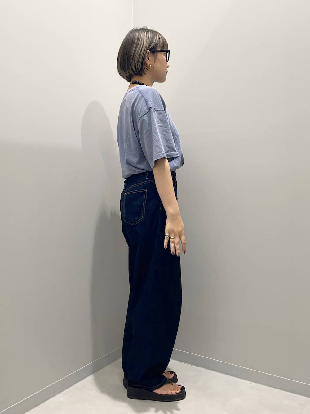 ブルー系のデニムパンツ、ブルー系のTシャツ/カットソーを着用したレディースの夏コーディネートの3枚目の写真