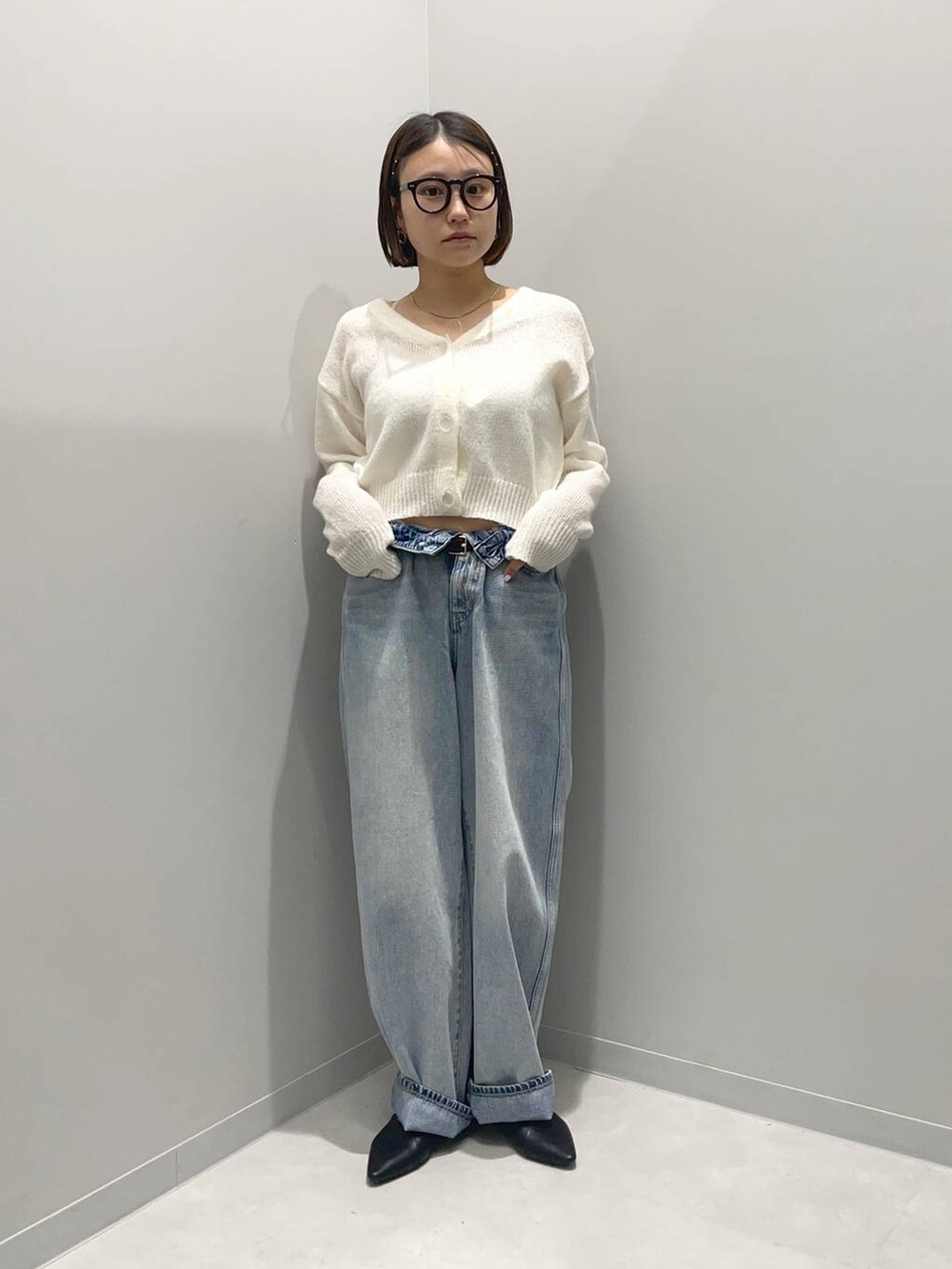 ブルー系のデニムパンツ、ホワイト系のカーディガン/ボレロを着用したレディースの春コーディネートの2枚目の写真