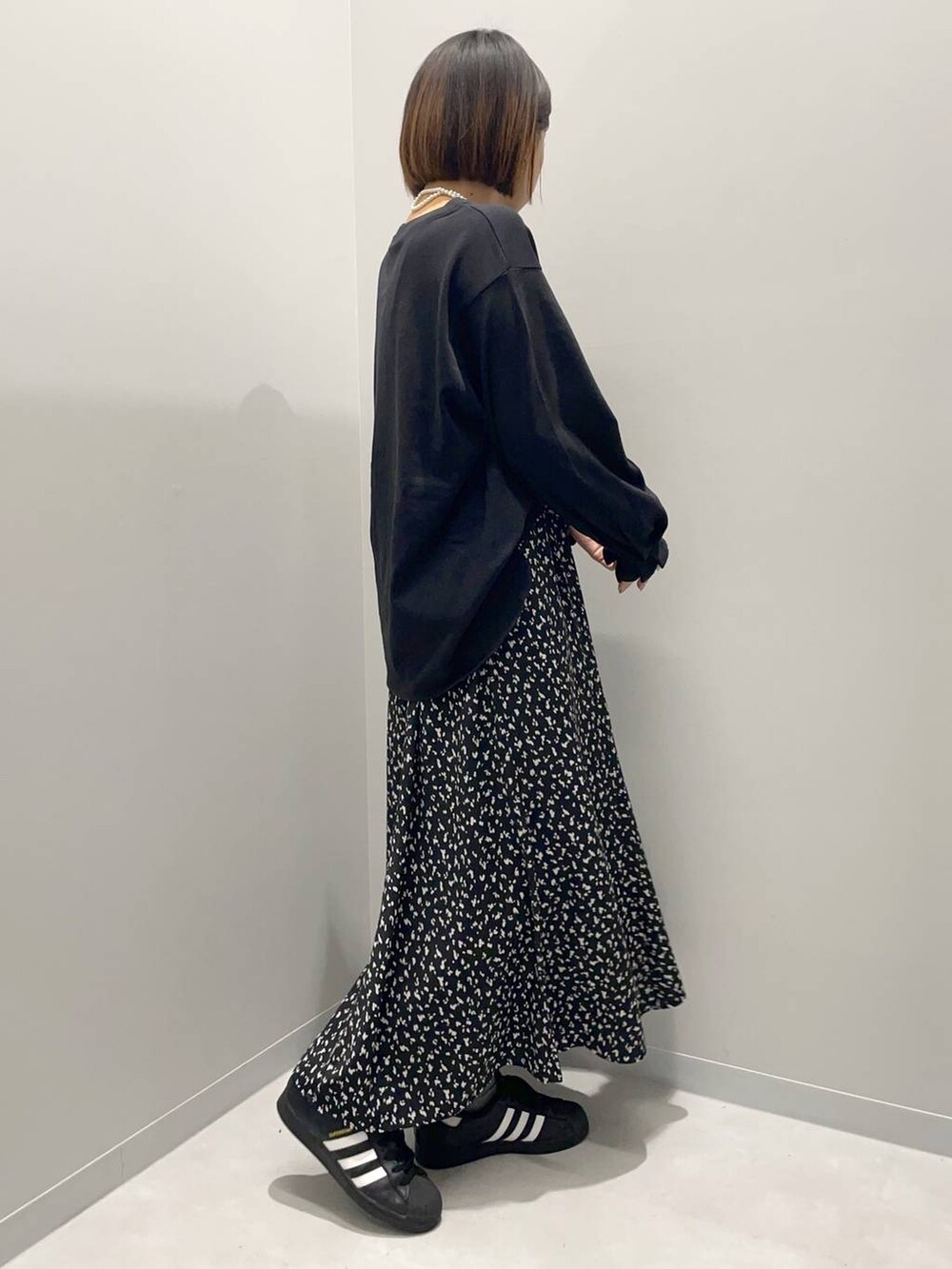 グレー系のその他パンツ、ブラック系のTシャツ/カットソーを着用したレディースの秋コーディネートの3枚目の写真