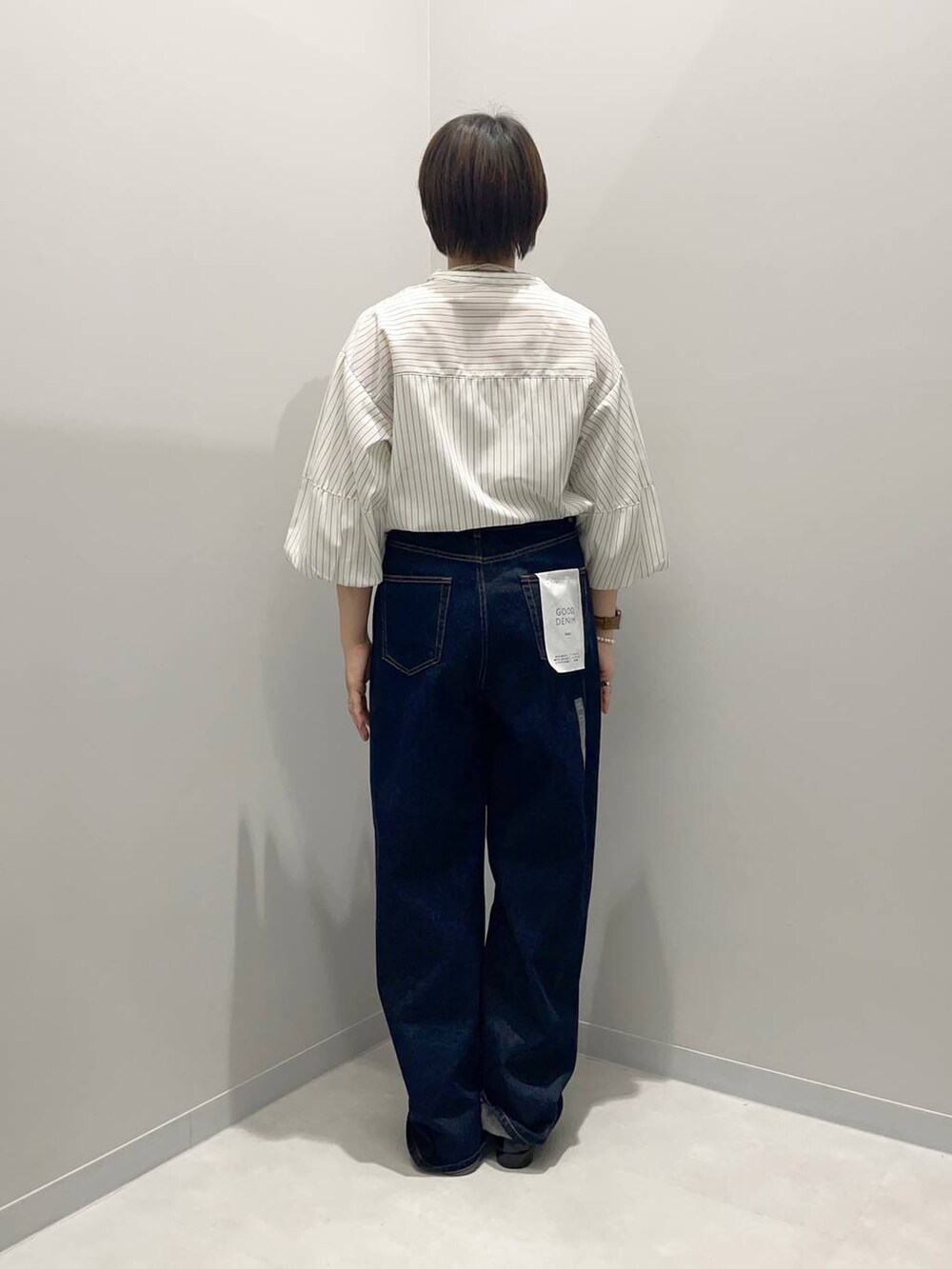 ブルー系のデニムパンツ、ホワイト系のシャツ/ブラウスを着用したレディースの春コーディネートの5枚目の写真