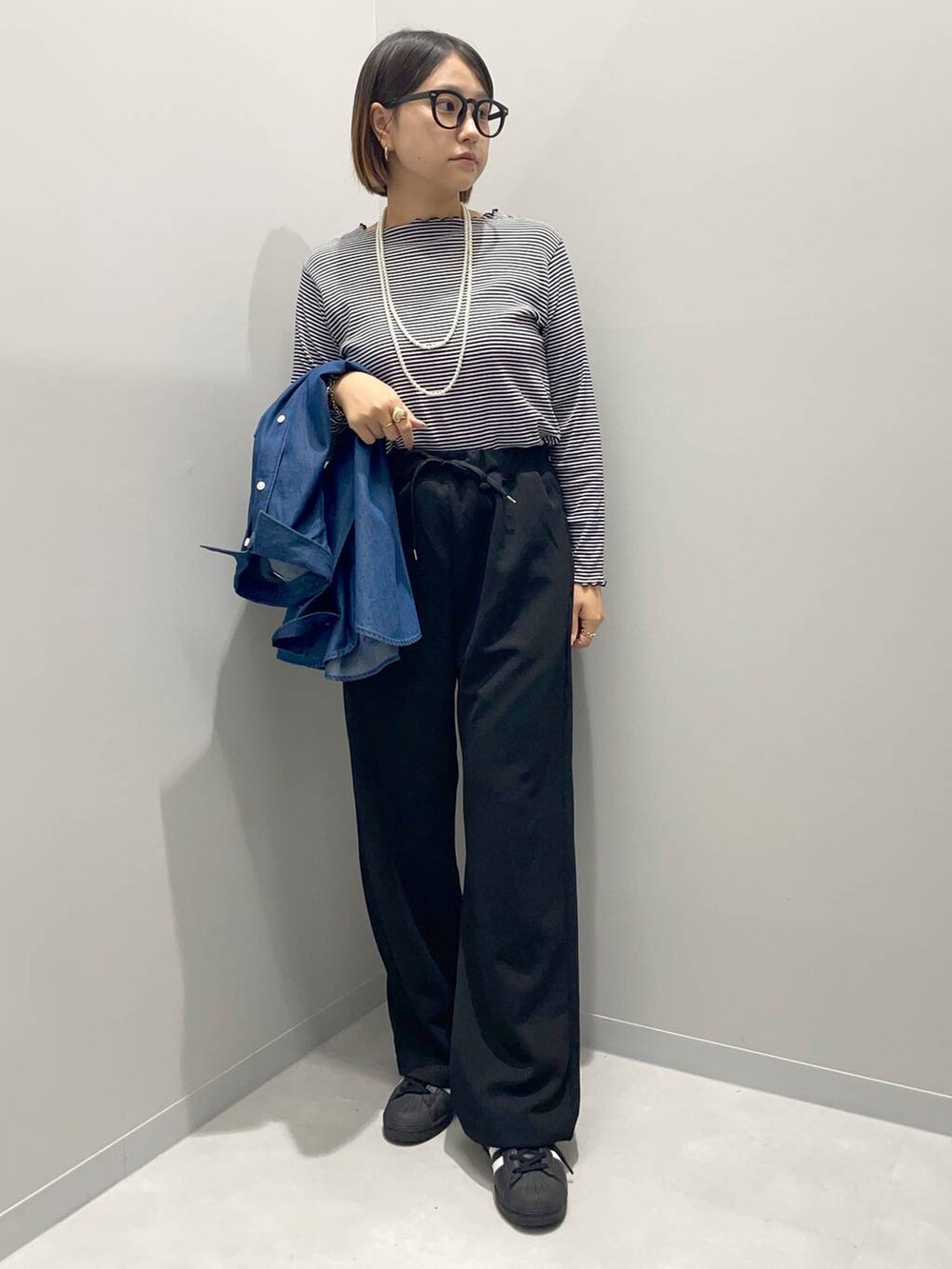 グレー系のTシャツ/カットソー、ブルー系のシャツ/ブラウス、ブラック系のその他パンツを着用したレディースの夏コーディネートの6枚目の写真