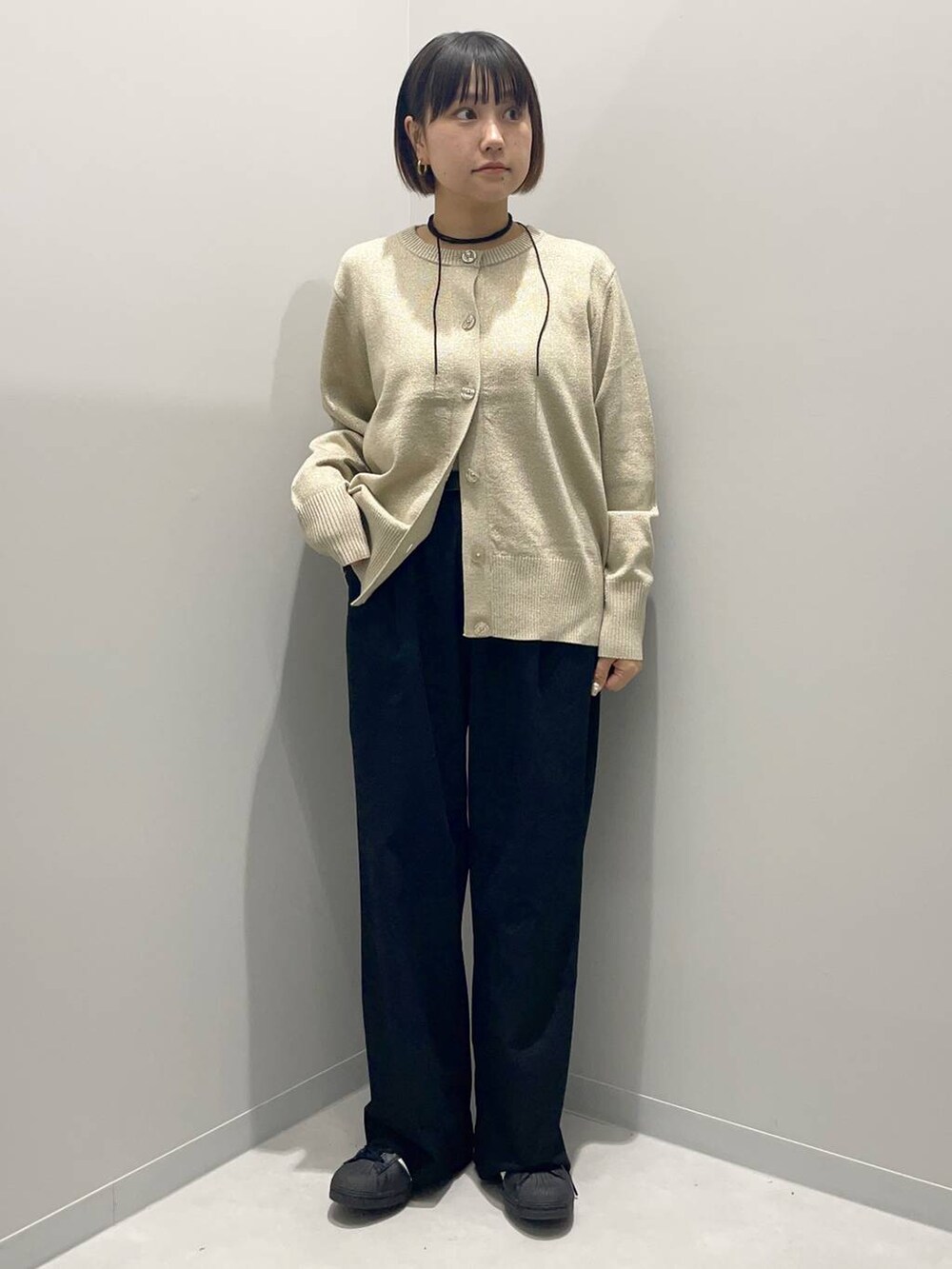 ブラック系のその他パンツ、ゴールド系のカーディガン/ボレロを着用したレディースの秋コーディネートの2枚目の写真