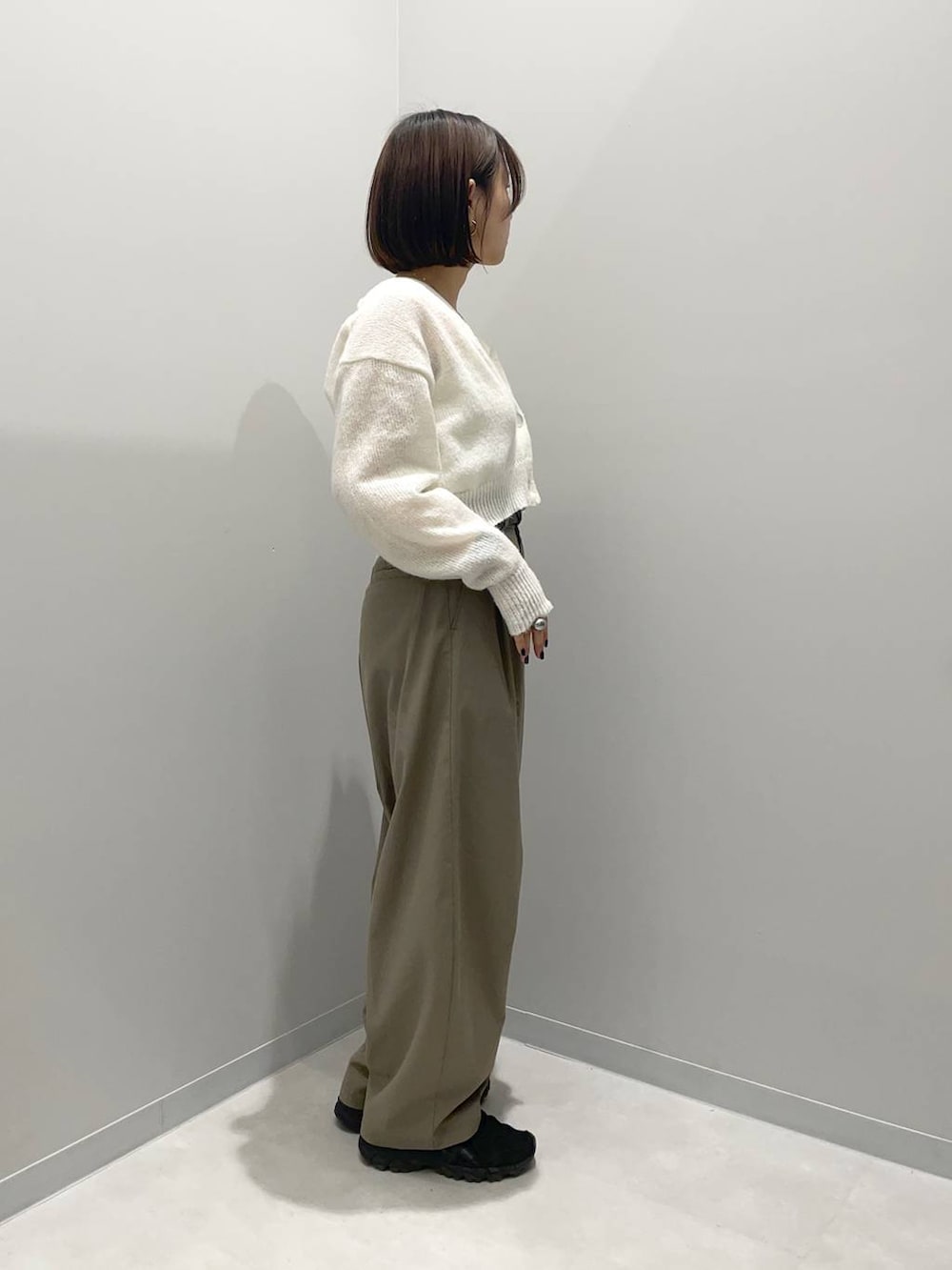 グリーン系のその他パンツ、ホワイト系のカーディガン/ボレロを着用したレディースの春コーディネートの3枚目の写真