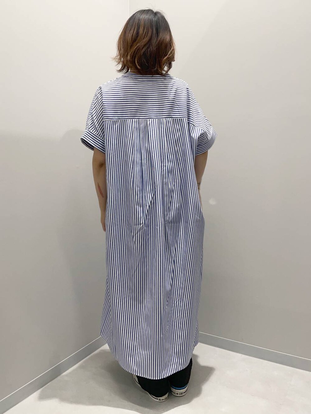 グレー系のその他パンツ、ブルー系のシャツワンピースを着用したレディースの夏コーディネートの4枚目の写真