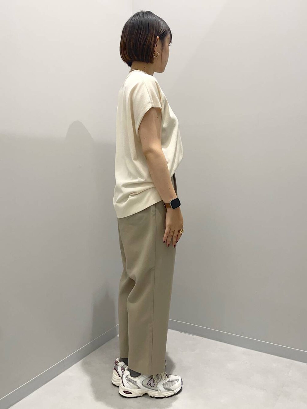 ベージュ系のその他パンツ、ホワイト系のニット/セーターを着用したレディースの夏コーディネートの3枚目の写真