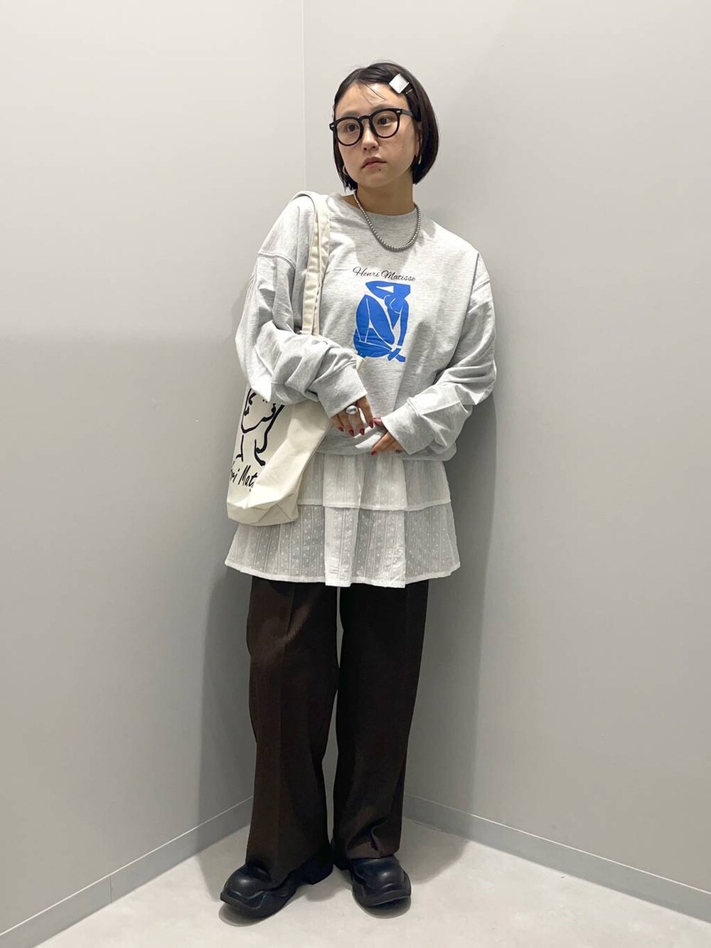 ブラウン系のその他パンツ、ホワイト系のその他トップスを着用したレディースの秋コーディネートの2枚目の写真