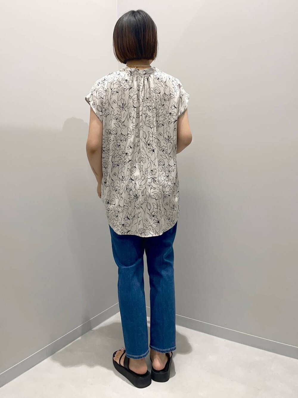 ブルー系のデニムパンツ、ホワイト系のシャツ/ブラウスを着用したレディースの夏コーディネートの3枚目の写真